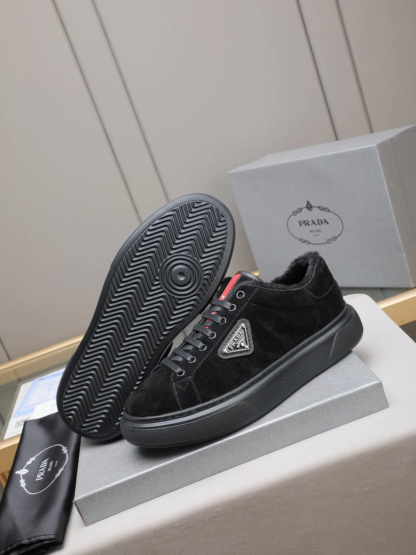 PP440 Prada/Prada men's new casual shoes, this upper is made of imported calfskin + velvet lining! The outside is decorated with the P family's classic metal triangle enamel logo, and the outsole is made of non-slip sports foam ultra-light outsole, which feels good on the feet and is a fashionable and fashionable item! Four colors to choose from!  Size: 38-44 (45 customized)